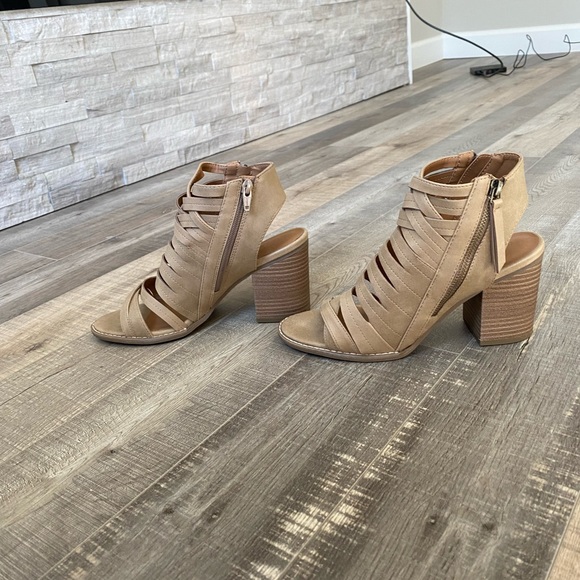 Universal Thread Shoes - NWOT tan strappy heel